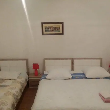 Angela Pensión Split