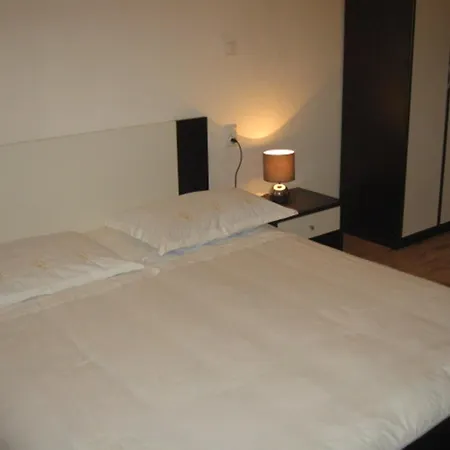 Angela Pensión Split